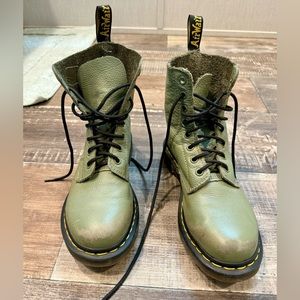 Women’s Sz 7 Khaki Green Dr Marten boots